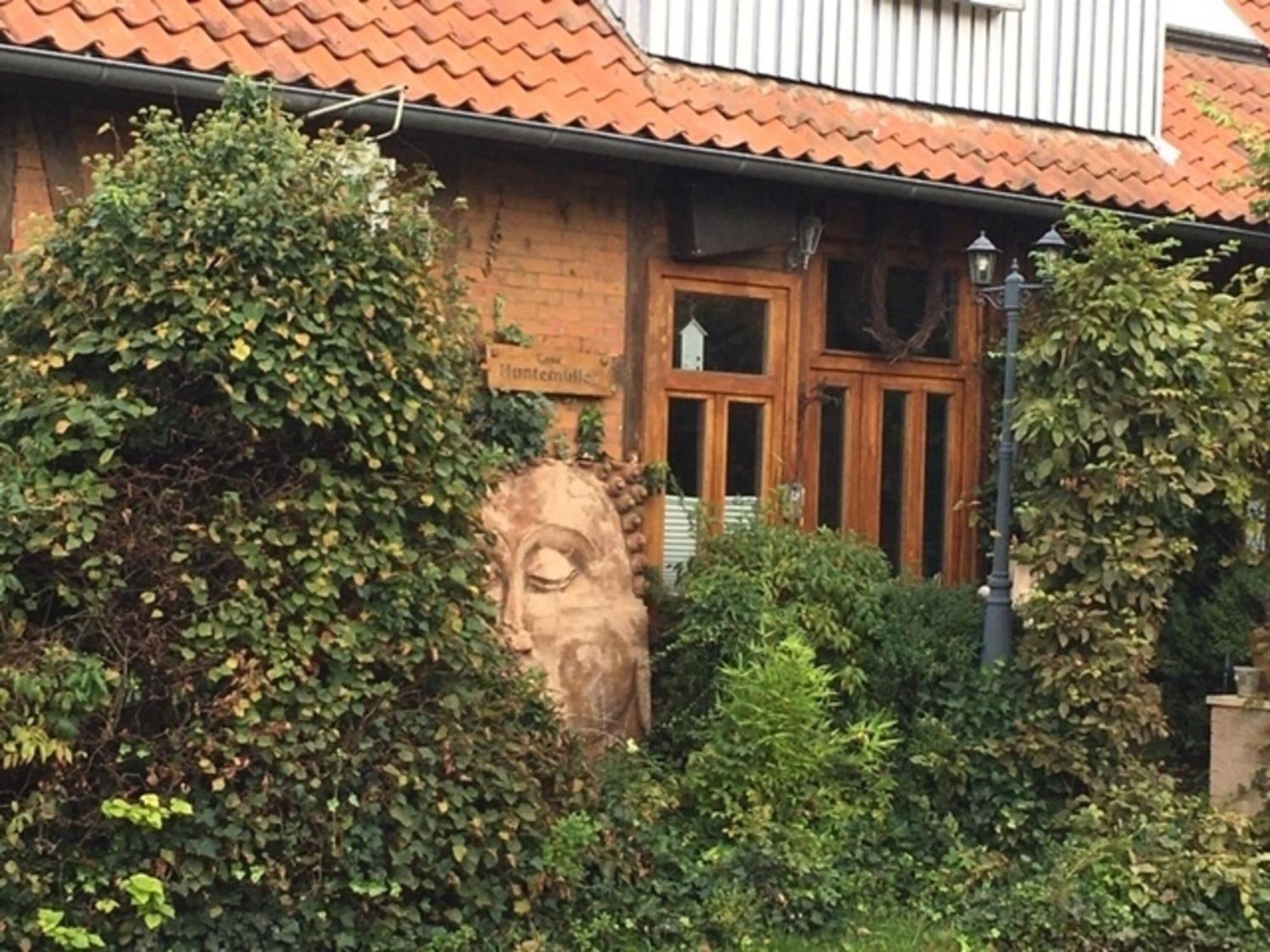 Grosse Hobbithoehle Mit Gemeinschaftsgarten Neustadt am Rübenberge Exterior foto